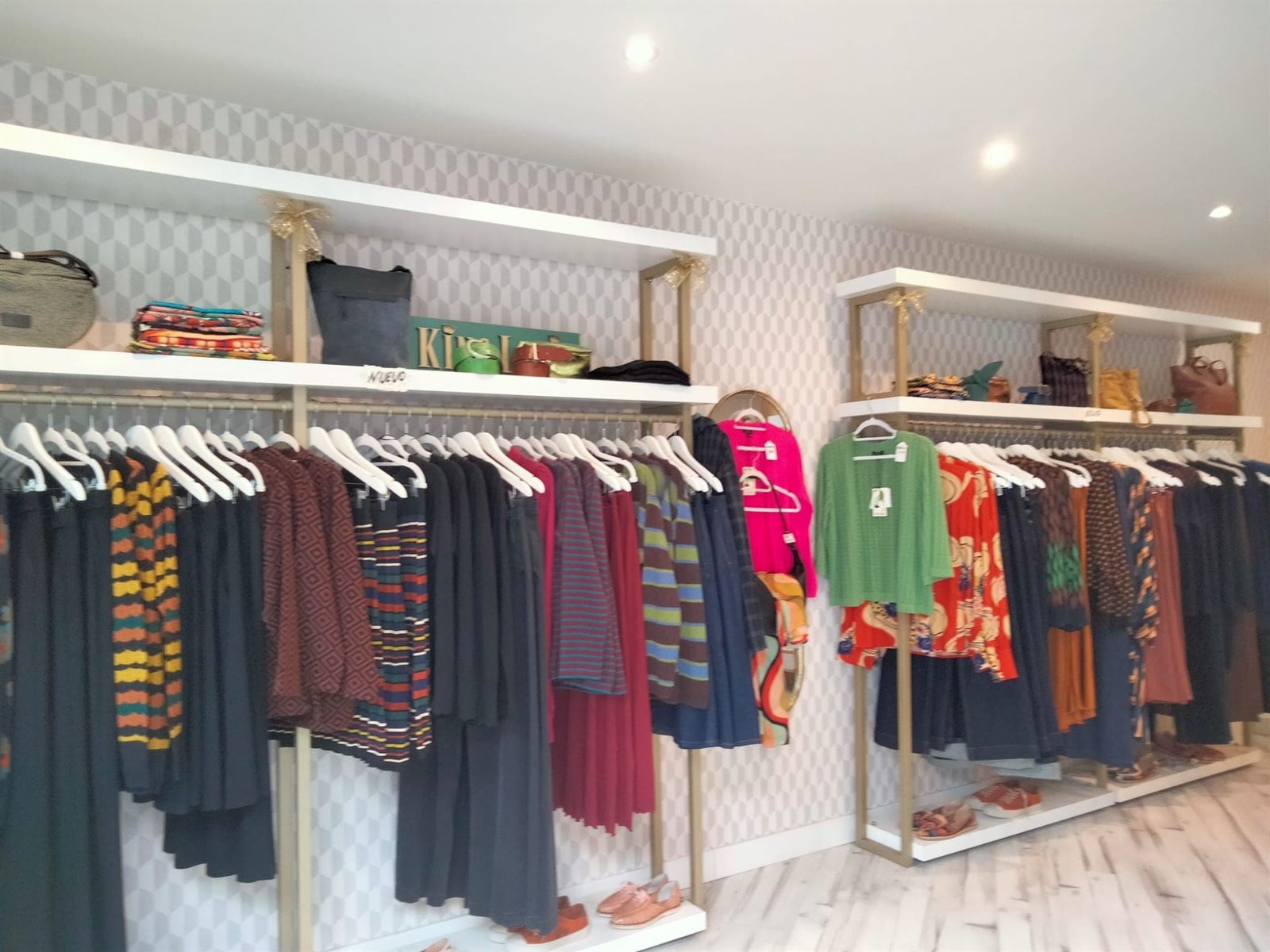 Nueva temporada otoño/invierno 2025/26 y muchas otras prendas con descuento. También zona outlet-50%