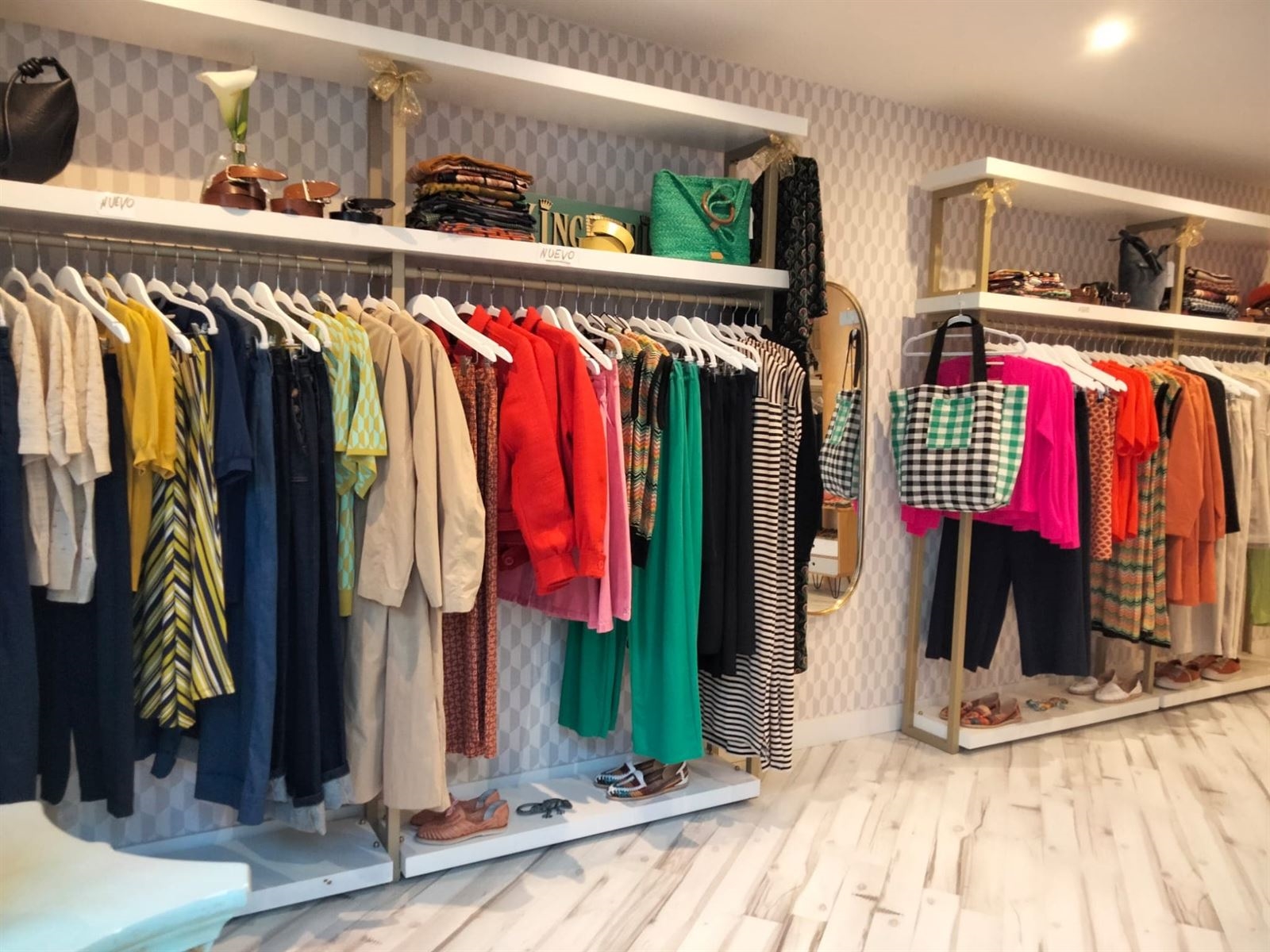 Tienda online de mujer Salamandra shop. Nueva temporada otoño e invierno 23/24 y otras prendas con descuento. Hasta -50%. También zona outlet.